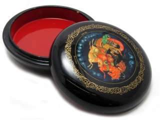 TROJKA / MSTERA HAND PAINTED RUSSIAN LACQUER BOX Signed by the 