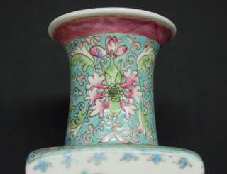 Stunning Chinese porcelain vase consisting of beautiful floral