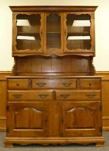 Early American Birchwood Hutch in VERY GOOD condition  
