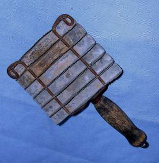   TIN 6 SECTIONED HORSE CURRY COMB WITH WOOD HANDLE AND HANGER  